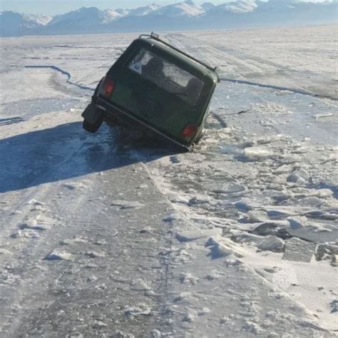 Два автомобиля столкнулись на дороге у Байкала: подробности происшествия в Бурятии