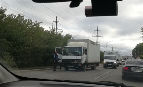 Неожиданное маневрирование большегруза в Туле спровоцировало опасную ситуацию на дороге