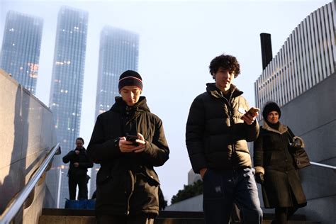 Невидимые наблюдатели: как шпионские приложения попадают в смартфоны россиян