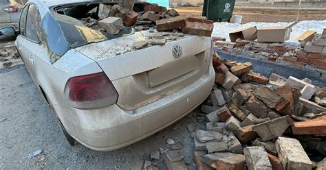 Обрушение фасада в Уфе: припаркованные авто уничтожены падающими плитами — видео с места происшествия