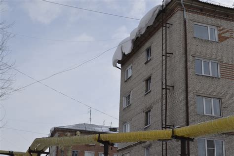 Опасные глыбы: во Владимире тающие крыши угрожают людям и машинам