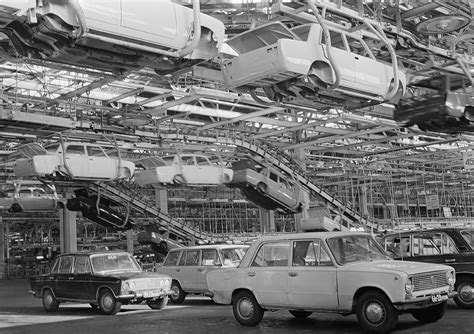 Потоки машин по проспекту 60-летия СССР превратились в плавание