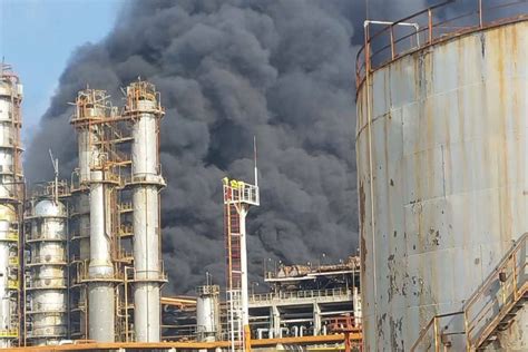 Пожар на нефтеперерабатывающем заводе в Туапсе: помощь спасателей из Адыгеи