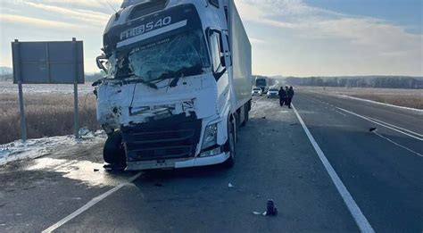 Шофёр микроавтобуса пострадал в аварии с фурой